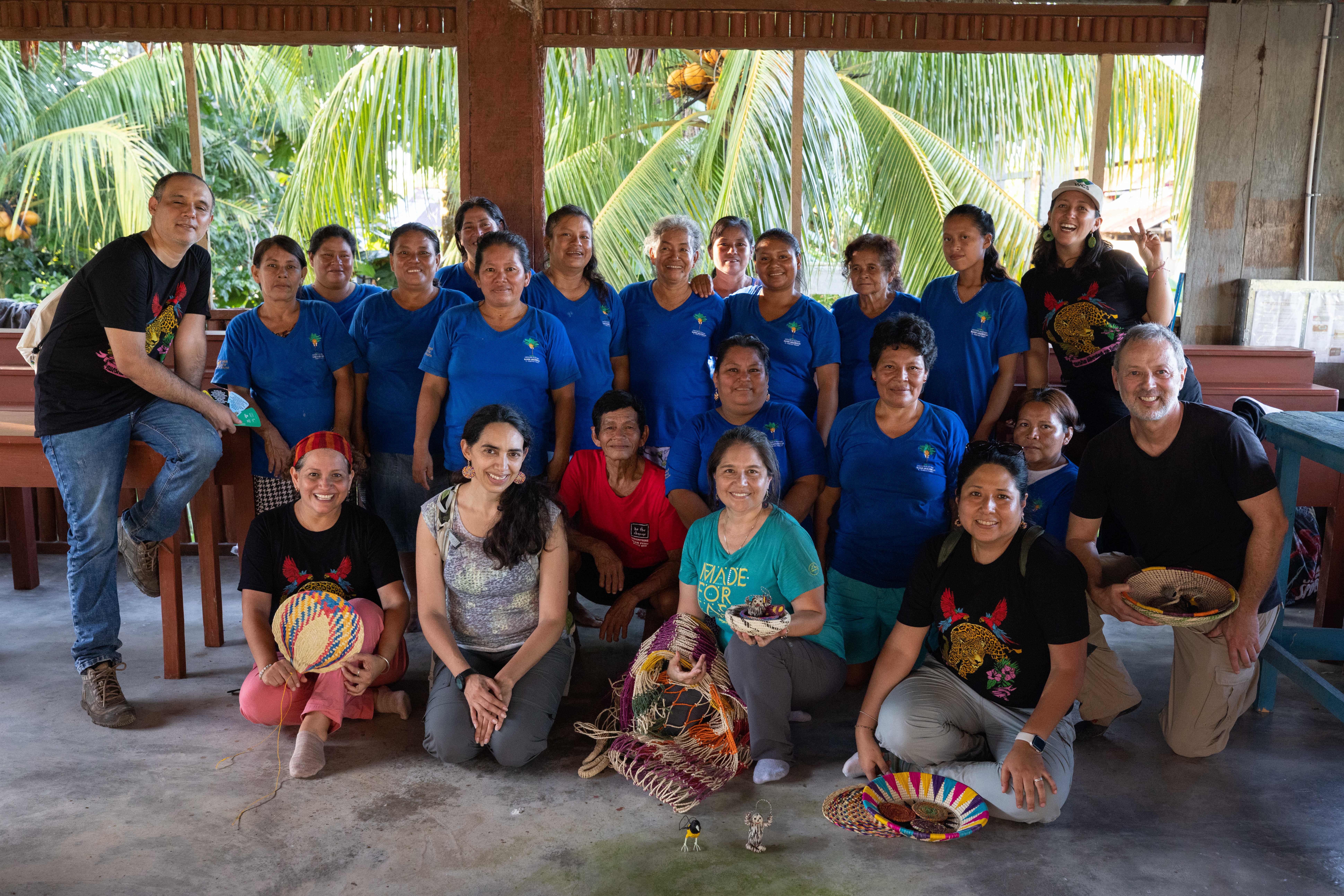 Foto grupal de la reunión con la Asociación Manos Amazónicas